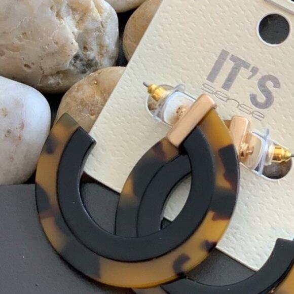 Two Tone Acrylic Round Hoop Earrings - Picture 3 of 7